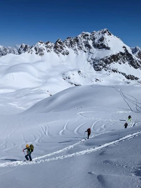 Schneeschuh-Gruppe im Aufstieg zur Sonntagsspitze