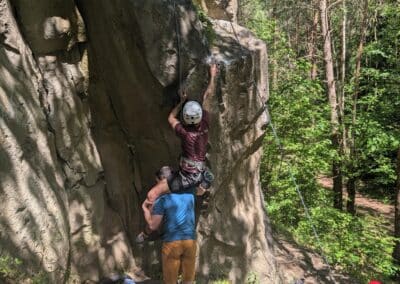 Manchmal helfen auch klassische Pfälzer Klettertechniken beim Ausbouldern von Schlüsselstellen